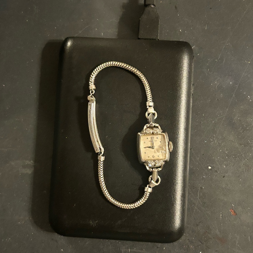Vintage Hamilton watch. Diamonds on the band. Small scratch on face great shape - Picture 3 of 5
